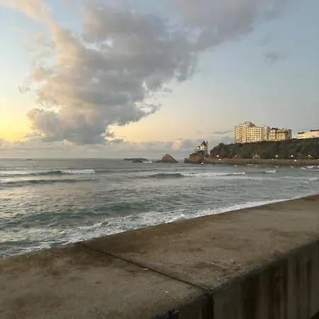 3 Pieces Lumineux Avec Terrasse Au Port-vieux Biarritz