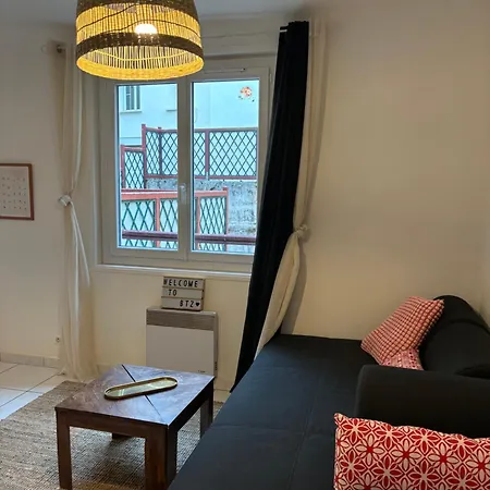 3 Pieces Lumineux Avec Terrasse Au Port-vieux *
